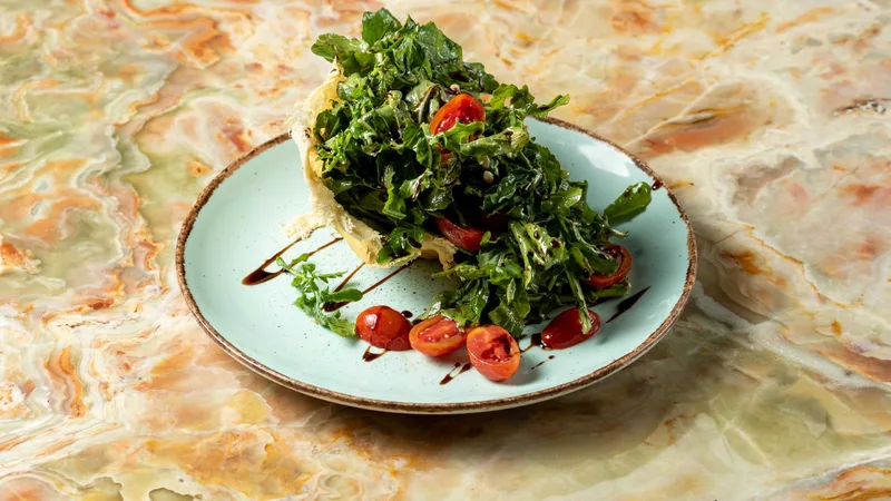 Il frico con pomodorini e rucola