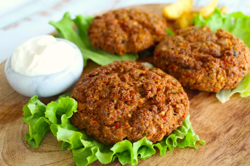 Μπιφτέκι σόγιας με σαλάτα