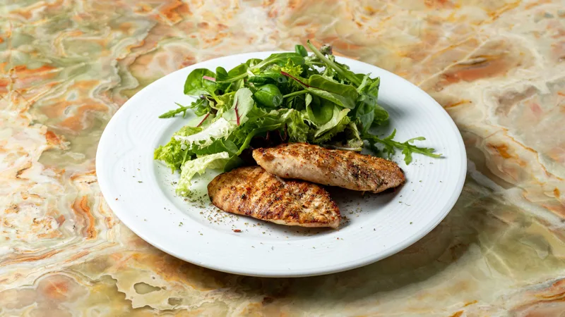 Στήθος φιλέτο κοτόπουλο σχάρας με πράσινη σαλάτα